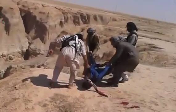  صورة من فيديو مسرّب يٌظهر عناصر داعش خلال رميهم لجثة في الهوتة.