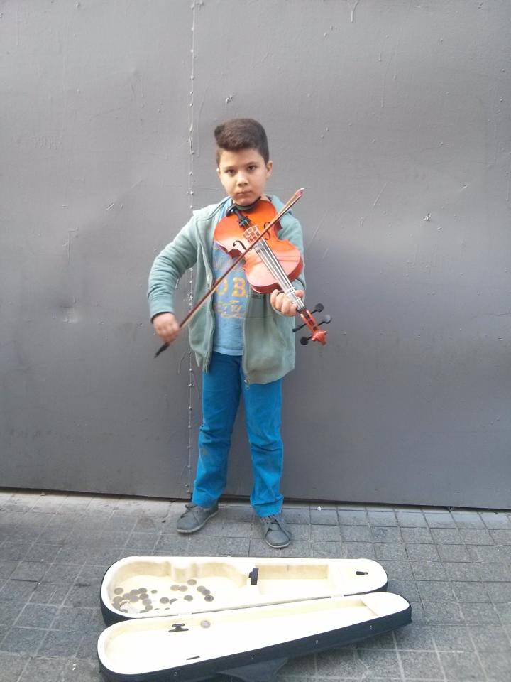  آلان خلال عزفه في شارع الاستقلال وسط اسطنبول/ شيرين الحايك.