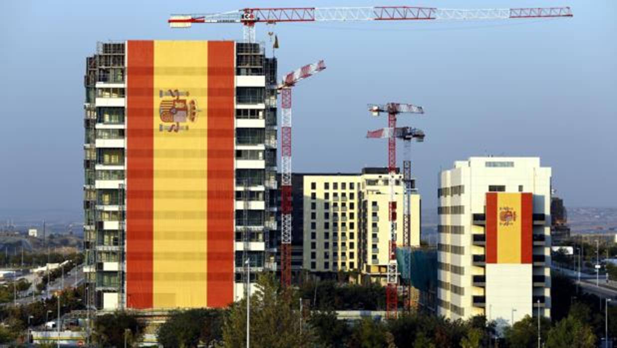 أعلام اسبانيّة ضخمة على أبنية في مدريد. لم تشع مشاهد كهذه قبلاً إلا خلال بطولات كرة القدم. واليوم العلم الإسباني رمز مناهض لكتالونيا
