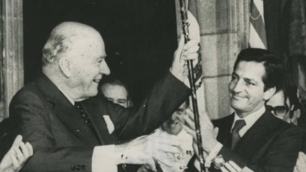 سواريث حاضراً خلال مراسم عودة تارّاديجاس، رئيس الحكومة الكتلونية في المنفى، إلى برشلونة عام 1977.