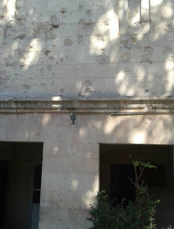آثار الشظايا على أحد جدران ضريح المعري، تشرين الأول 2017، الجمهورية