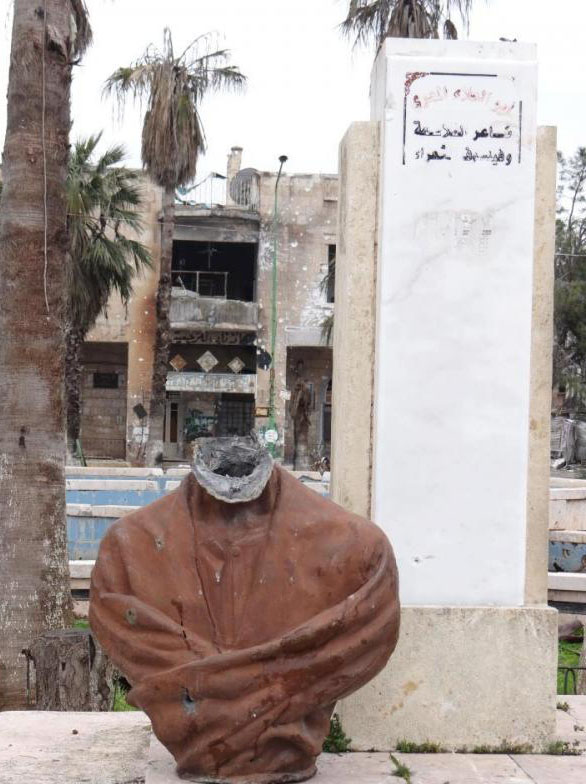 تمثال المعري بعد قطع رأسه على يد عناصر جبهة النصرة