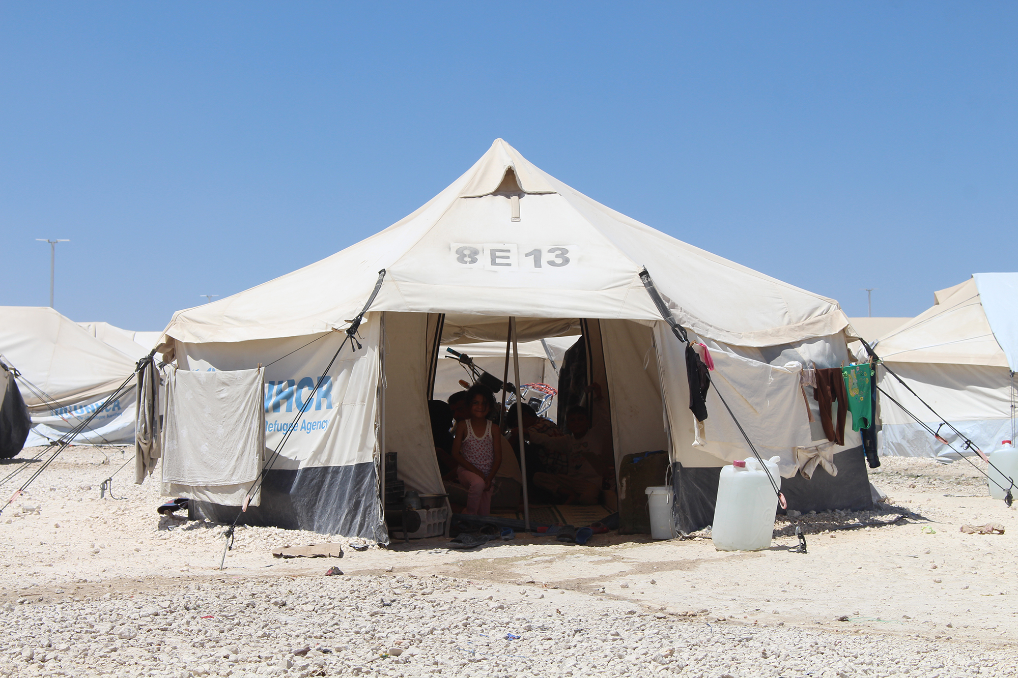 خيمة في مخيم عين عيسى، الصورة من موقع سوريون من أجل الحقيقة والعدالة