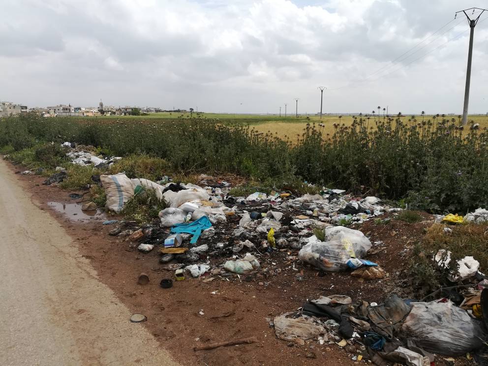 جانب من انتشار القمامة قرب خط الصرف الصحي في ريف حلب الغربي