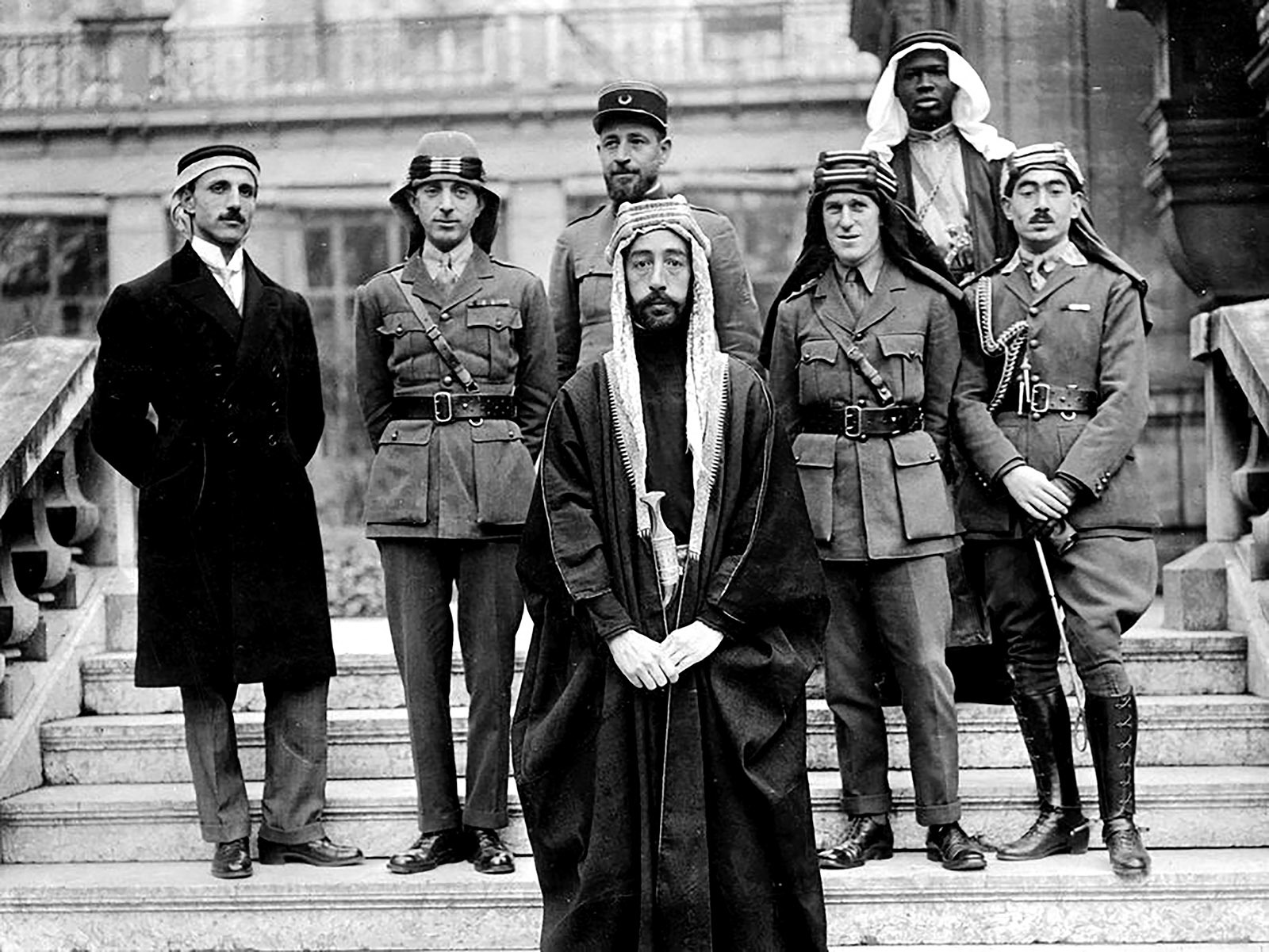 الأمير فيصل والوفد المرافق له، وبينهم توماس إدوارد لورنس، الملقب بلورنس العرب (الثالث من جهة اليمين)، في مؤتمر باريس للسلام عام 1919.