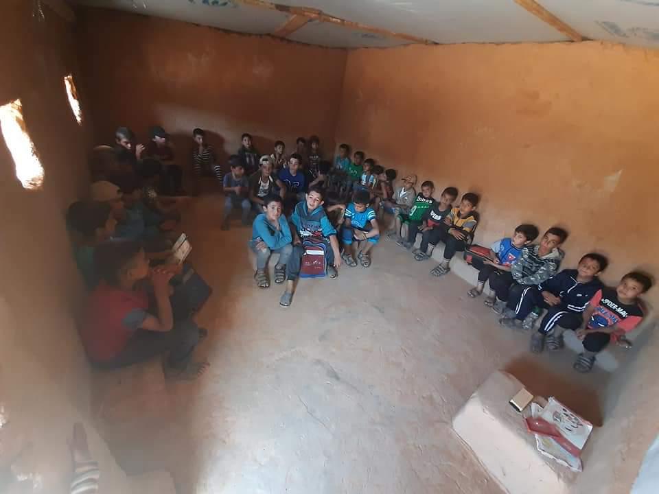 أطفال في صف دراسي في المخيم 2020