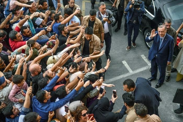 مظهر الرئيس أردوغان القوي وخطبه الرنّانة ما تزال تلهم أنصاره المتشددين. © بولنت كيليتش بولنت/الأسوشييتد برس/غيتي للصور